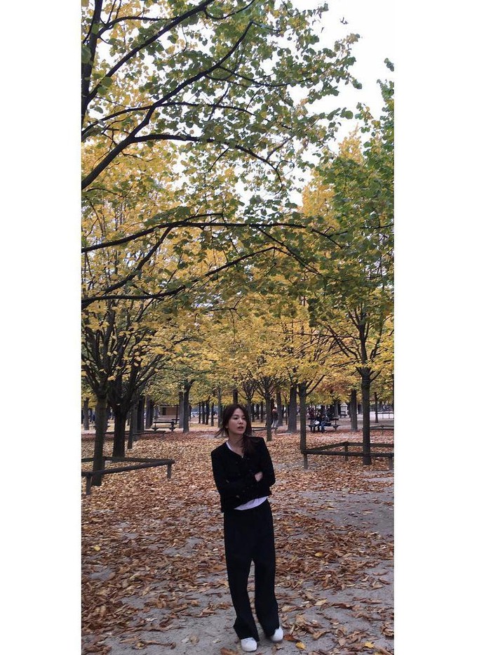 Melalui laman Instagram pribadinya, aktris berusia 41 tahun tersebut beberapa kali mengunggah potret dirinya dalam balutan outfit casual, nyaman, namun tetap modis./ Foto: instagram.com/kyo1122