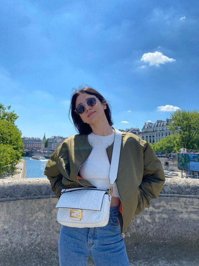 Kerap tampil feminin dan anggun di berbagai kesempatan, dalam kesehariannya pun aktris cantik asal Korea Selatan yakni Song Hye Kyo juga terlihat menawan dengan gaya casual./ Foto: instagram.com/kyo1122