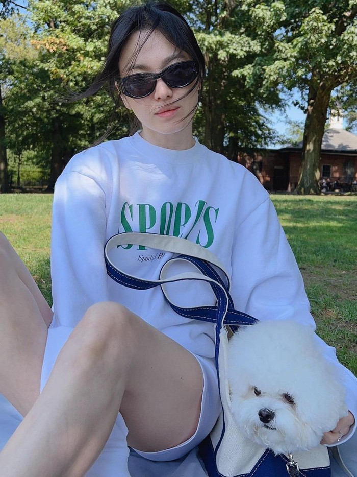 Saat bersantai bersama anjing peliharaannya pun, Song Hye Kyo cenderung memilih outfit casual yang sederhana./ Foto: instagram.com/kyo1122