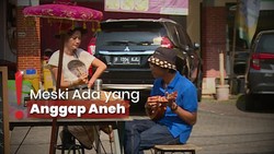Tampil Modis, Penjual Ketupat di Bekasi Makin Eksis Berkat Gayanya