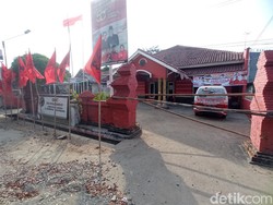 Riuh Kantor PDIP Cirebon Disegel Eks Ketua DPC