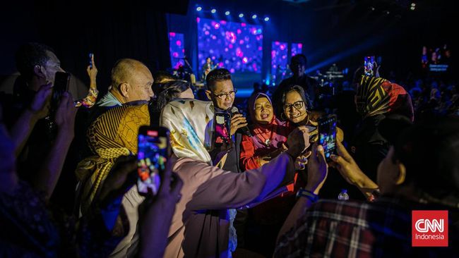 Penyanyi Obbie Messakh tak sungkan turun panggung menyapa penonton di area dinner di konser Senandung Rindu.