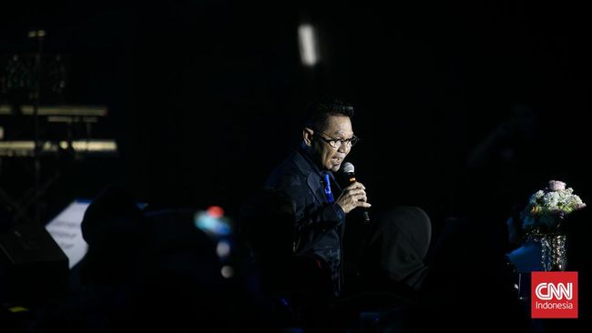 Obbie Messakh, Dian Piesesha, Heidy Diana, Chintami Atmanegara, dan Meriam Bellina menutup konser Senandung Rindu di Jakarta, Sabtu (3/6).