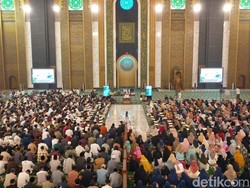 Hanan Attaki ke Milenial Surabaya: Viral di Bumi Itu Capek!