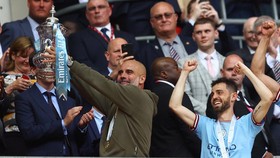 Tangis Guardiola Pecah Usai Man City Juara Piala FA
