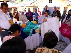 Jurus Mensos Risma Motivasi Perajin Batik di Biak Numfor agar Berkembang