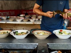 Kuliner Legend Mie Lontong Tahu Badrun, Antimainstream tapi Nagih!