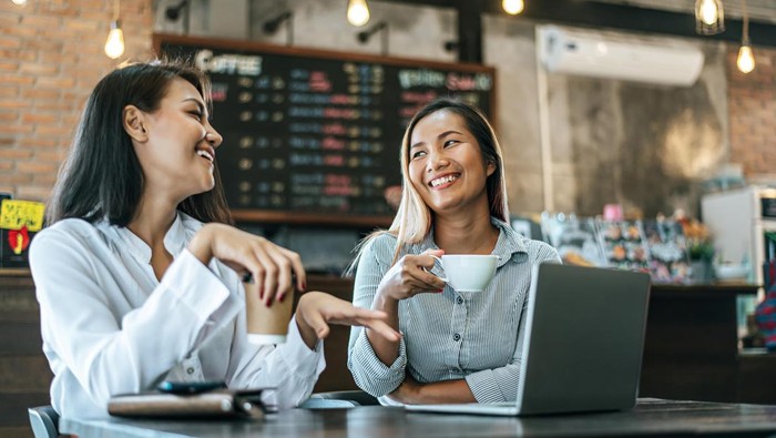Memulai berbicara dengan orang lain bisa membantu seorang introvert lebih percaya diri