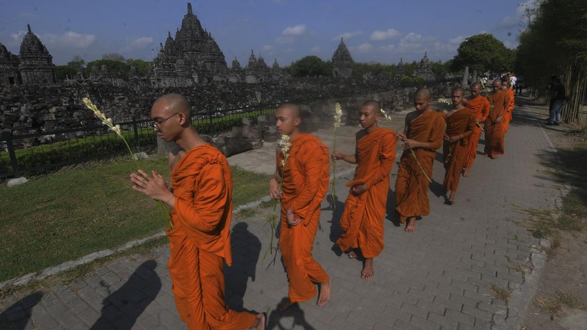 FOTO: Khidmat Perayaan Tri Suci Waisak di Pelosok Nusantara