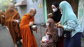 FOTO: Khidmat Perayaan Tri Suci Waisak di Pelosok Nusantara