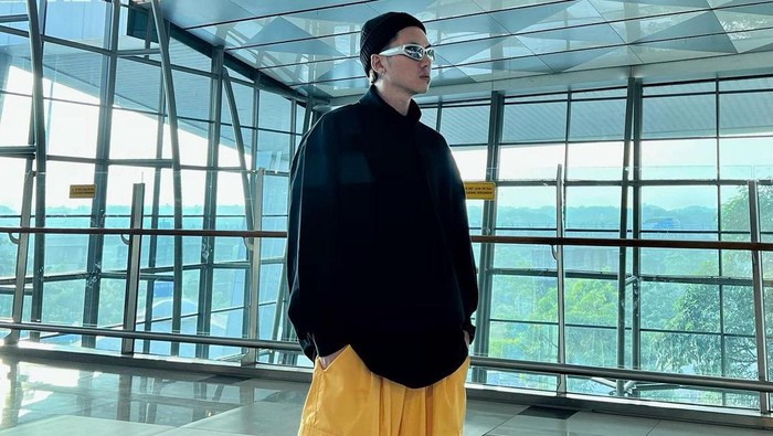 Intip Gaya Rafael Tan 'Duta Seblak', Member SMASH yang Selalu Modis