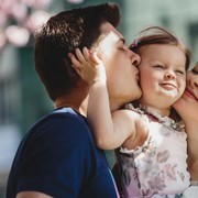 5 Rekomendasi Podcast Parenting yang Wajib Masuk Playlist Orangtua