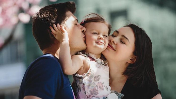 5 Rekomendasi Podcast Parenting yang Wajib Masuk Playlist Orangtua