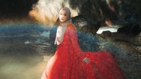 Terpopuler: Potret Memesona Ririe Fairus Dalam Balutan Gaun Merah