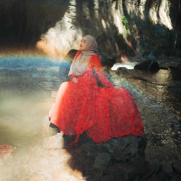 <p>Ririe Fairus kembali menarik perhatian dengan unggahan terbarunya, Bunda. Dalam posting-an tersebut, ia terlihat cantik dengan gaun merah. (Foto: Instagram @ririe_fairus)<br /><br /><br /></p>