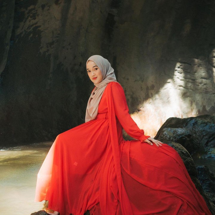 <p>Ririe Fairus dalam potret-potret ini memang terlihat semakin cantik ya, Bunda? Kita doakan, semoga ia sehat dan bahagia selalu dalam menjalani kehidupannya, ya. (Foto: Instagram @ririe_fairus)</p>