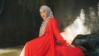 5 Potret Ririe Fairus yang Disebut Netizen Bikin Mantan Menyesal, Cantik Bergaun Merah
