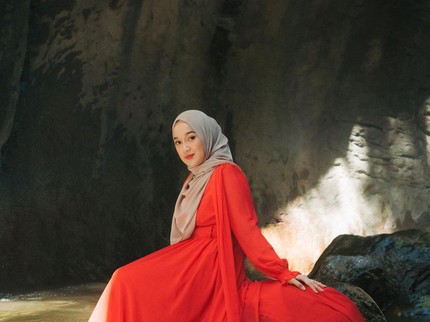 5 Potret Ririe Fairus yang Disebut Netizen Bikin Mantan Menyesal, Cantik Bergaun Merah