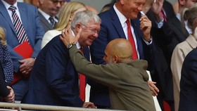 Viral Ferguson Terkejut dan Dirangkul Guardiola Kala Man City Tekuk MU