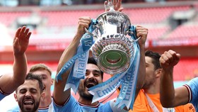 FOTO: Gasak MU, Man City Amankan Dua Piala