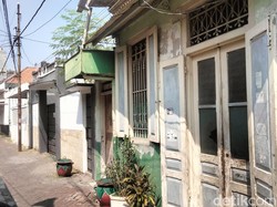 Geledah Rumah Terduga Teroris Surabaya, Densus 88 Bawa Buku Jihad-Anak Panah