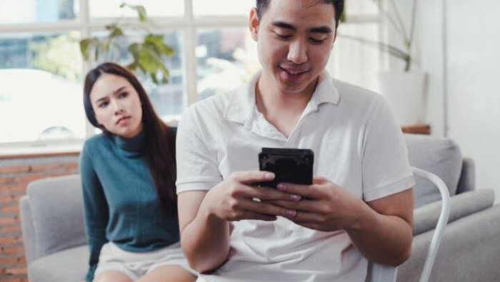 Cegah 'Online Infidelity' dengan Berbagai Tips Psikologi Ini untuk Ciptakan Hubungan yang Penuh Kepercayaan