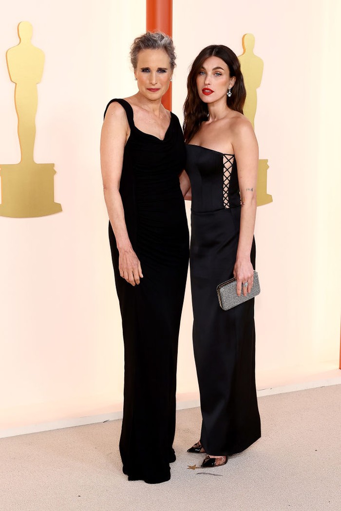 Dalam balutan dress berwarna hitam, Andie MacDowell dan Rainey Qualley tampil matching dan memesona di karpet merah Oscar. Foto: Getty Images/Arturo Holmes