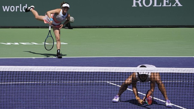 Sara Sorribes dan Marie Bouzkova dianggap punya andil besar dalam keputusan diskualifikasi terhadap Aldila Sutjiadi dan Miyuki Kato di French Open.