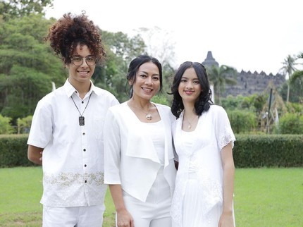 Dewi 'Dee' Lestari Rayakan Waisak di Borobudur Bareng Anak, Kenang Momen Bersama Mendiang Suami