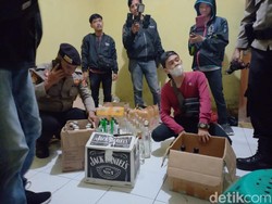 Kontrakan Tempat Racik Miras Impor Palsu Digerebek Polisi di Tasikmalaya