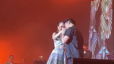 7 Momen Baper BCL & Ariel NOAH Tatapan Mesra Sambil Ucap 'I Love You'
