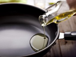 5 Cara Seasoning Wajan Anti Lengket Agar Awet Lebih Lama