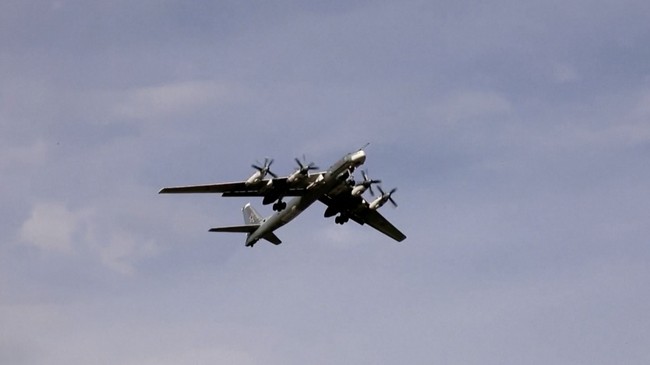 Awas! Jet Tempur Rusia Dekati Kapal Induk Inggris, Lempar Barang Ini