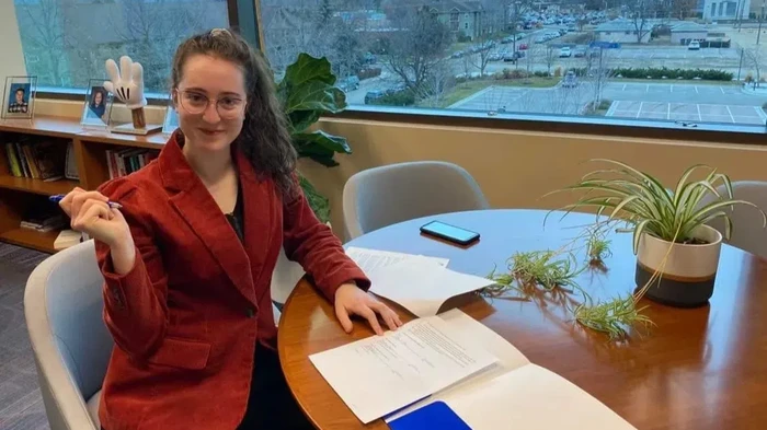 Geram dengan Pidato Diskriminatif dari Sang Profesor, Mahasiswa Ini Berhasil Kumpulkan Beasiswa hingga Rp2,9 Miliar!