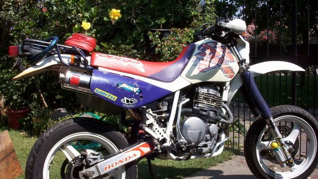 Pemodifikasi sukses mengubah motor itu dari semula dikenal sebagai ikon kompetisi olahraga reli, kini menjadi kuda besi incaran anak muda bergaya scrambler.