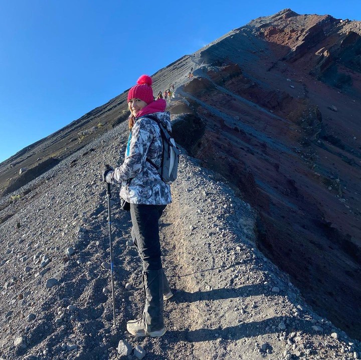 <p>Pada hari kedua, puncak Rinjani sudah terlihat begitu dekat. Namun pada kenyataannya, Ira Wibowo masih butuh perjuangan untuk tiba di sana.<em> "Melalui trek pasir, hutan, tanah merah dan juga pasir berbatu, yg seolah mengajak kita bercanda. naik 2 langkah, merosot 1 langkah,"</em> kenangnya. (Foto: Instagram @irawbw)</p>