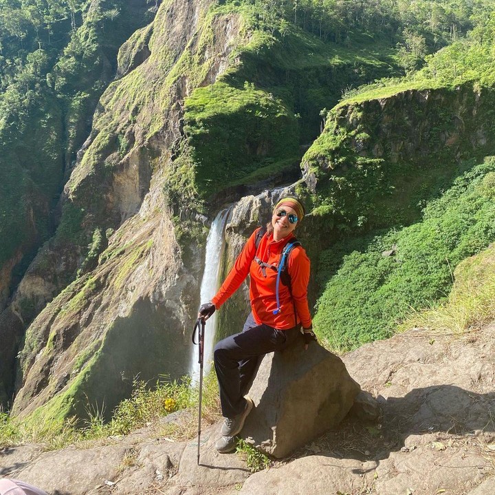 <p>Setelah berjuang keras, Ira Wibowo dan para pendaki lainnya berhasil tiba di puncak Rinjani. Tak hanya itu, ia juga mewujudkan bucketlist untuk melihat Danau Segara Anak dan Air Terjun Penimbungan Torean.<em> "Stlh berhasil, hadiahnya juga indah bukan main. sambil memandangi keindahan yg ada, dlm diri lgsg bercampur rasa haru, syukur, lelah, bangga, bahagia dll…semua jadi satu,"</em> ungkapnya bahagia. (Foto: Instagram @irawbw)</p>