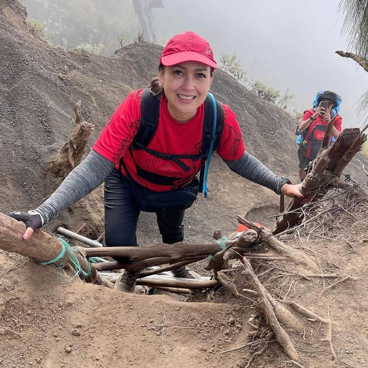 <p>Di usia 55 tahun, Ira Wibowo masih tampak bugar saat mendaki puncak Rinjani. Ia tak kewalahan meski harus mendaki anak tangga dan jalanan curam. (Foto: Instagram @irawbw)</p>