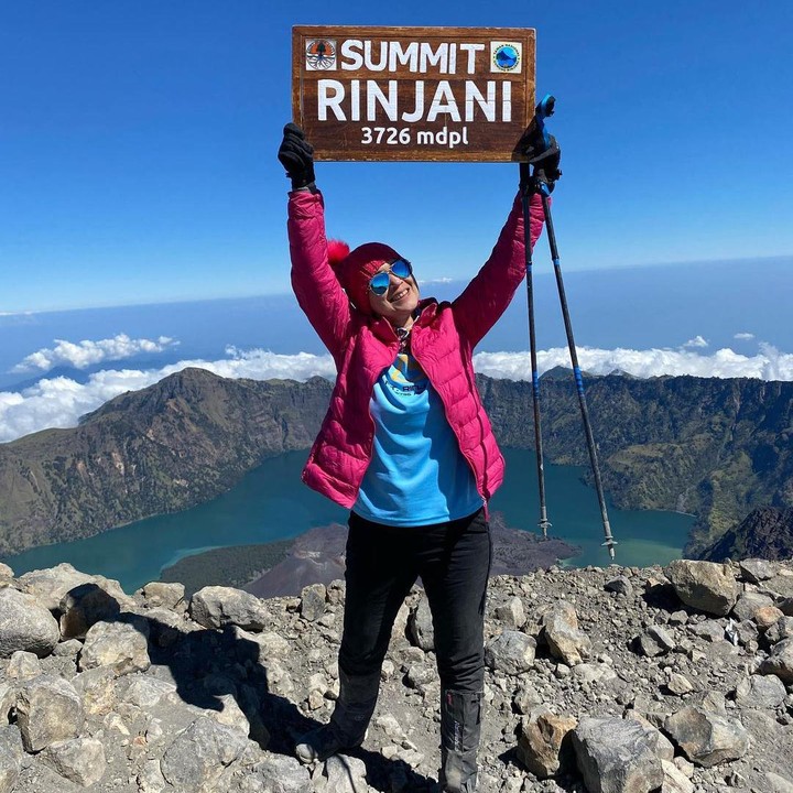 <p>Tak sendiri, Ira Wibowo ditemani oleh teman-teman pendaki gunung yang juga memiliki misi sama. Mereka bertekad menuju puncak Gunung Rinjani, Bunda. Mereka pun sukses melakukannya. <em>"Alhamdulillah akhirnya bs mencapai summit gn Rinjani…gunung yg sdh begitu lama ingin kudatangi…I’m sooooo grateful and sooooo happy…,"</em> tulis Ira Wibowo. (Foto: Instagram @irawbw)</p>