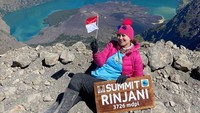 7 Potret Ira Wibowo Mendaki hingga Puncak Gunung Rinjani di Usia 55 Tahun