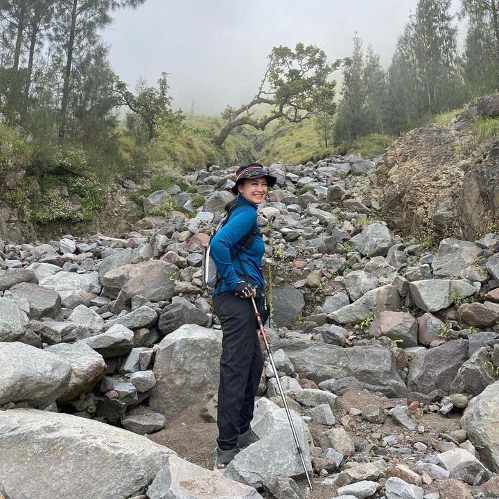 <p>Ira bercerita, perjalanan bermula dari Desa Sembalun untuk menuju lokasi berkemah. Setelah itu, ia melakukan trekking menuju Plawangan.<em> "Udara yg awalnya puanasss, smpt mendung di sore hari, tp gak sampai hujan…pemandangan udah cantik bgt,"</em> ujarnya. (Foto: Instagram @irawbw)</p>