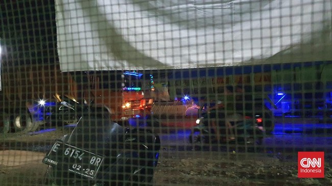 Lubang-lubang besar, hilir mudik truk tambang, dan batu yang tiba-tiba terbang jadi ancaman setiap pengendara di Jalan Sudamanik, Parungpanjang.