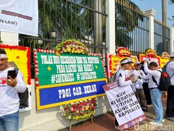 Karangan Bunga Tolak RUU Kesehatan Berjajar di Depan Gedung DPR Pagi Ini