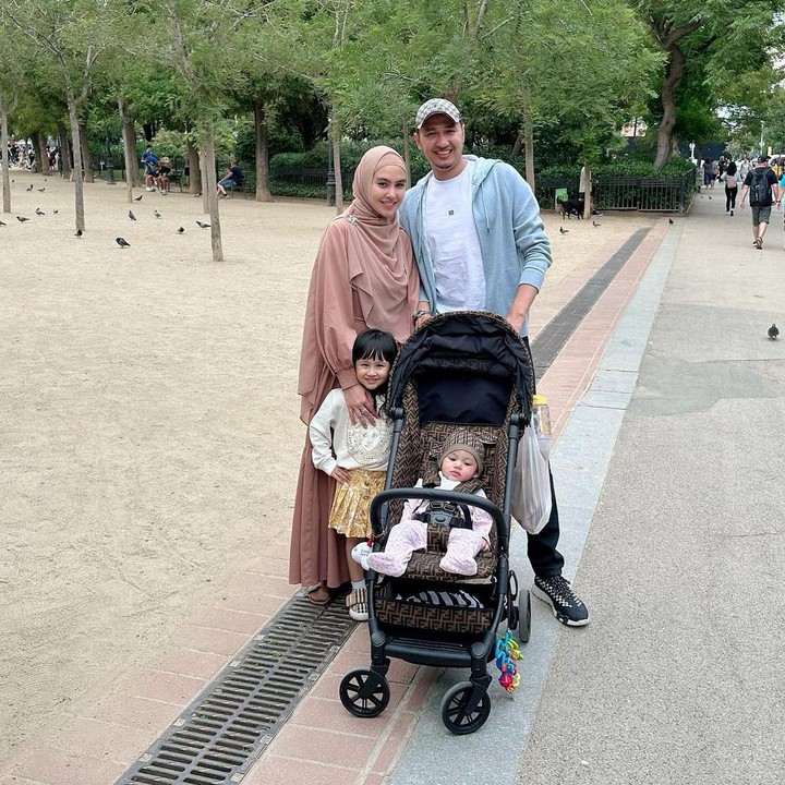 <p>Kartika Putri saat ini sedang menikmati momen liburan, Bunda. Bersama suami dan kedua anaknya, Kartika Putri terbang ke Benua Eropa, nih. (Foto: Instagram @kartikaputriworld)<br /><br /><br /></p>