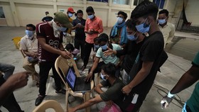 FOTO: Nestapa Keluarga Korban Kecelakaan Kereta Api di India