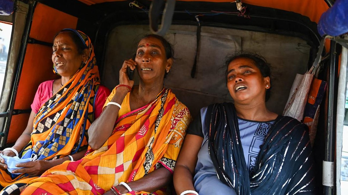 FOTO: Nestapa Keluarga Korban Kecelakaan Kereta Api di India