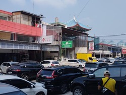 Ruko Makan Jalan di Pluit Ramai Pembeli Meski Masih Ada Pembongkaran
