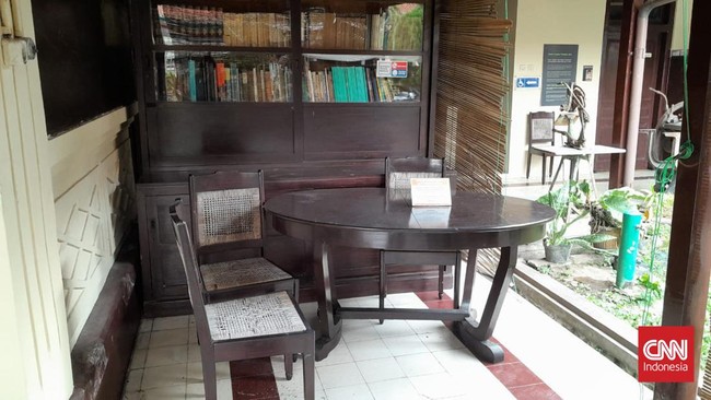 Kursi peninggalan Ki Hadjar Dewantara yang selama ini disimpan di Museum Taman Siswa Dewantara Kirti Griya, Jalan Tamansiswa rusak akibat terlempar saat tawuran