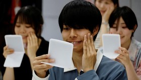 FOTO: Peminat Kelas Senyum Meningkat di Jepang Usai Pandemi Covid-19