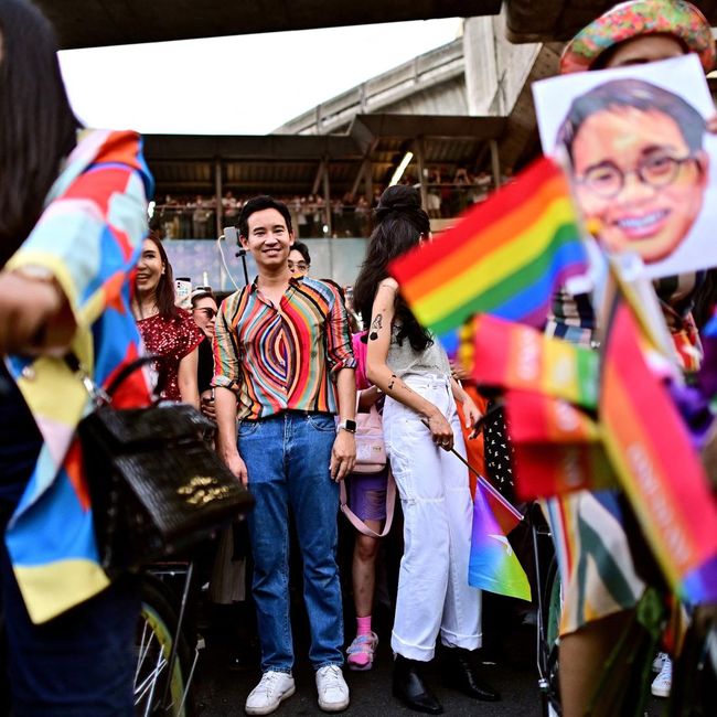 Maju Pemimpin Partai dan calon perdana menteri Pita Limjaroenrat (tengah) mengikuti acara Pride March di Bangkok pada 4 Juni 2023. Maju Pemimpin Partai dan calon perdana menteri Pita Limjaroenrat (tengah) mengikuti acara Pride March di Bangkok pada 4 Juni 2023. (MANAN VATSYAYANA/AFP via Getty Images)